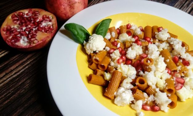 Sedanini di mais bianco, curcuma e pepe al ragu’ di cavolfiore e melagrana