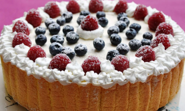 Torta Charlotte con chantilly e frutti di bosco per la Festa della mamma